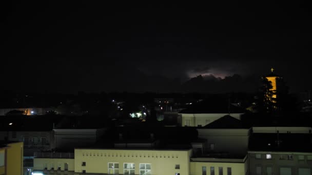 強力な雷雨の間 夜に街の上に雷のフラッシュ 嵐の雲 稲妻のボルト 稲妻の閃光 夜の街 強い雷雨 高品質4K映像 — ストック動画