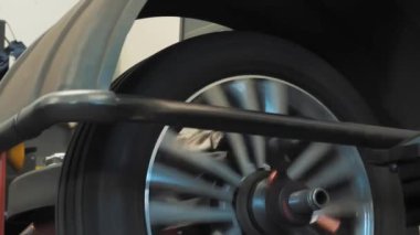 Tekerlek dengesi. Lastik montajı. Araba servisi. Yakın plan. Lastik dükkanında dengede durmak için çarklar dönüyor. Yüksek kalite 4k görüntü