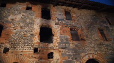 Antik kale. Turistik bir yer. Şehir kalesi. Açık hava müzesi. Kale. Kule. Antik mimari. İtalyan kalesi. Kale. Tarihsel mimarinin şimdiki zamana uyarlanması. Oturma alanı
