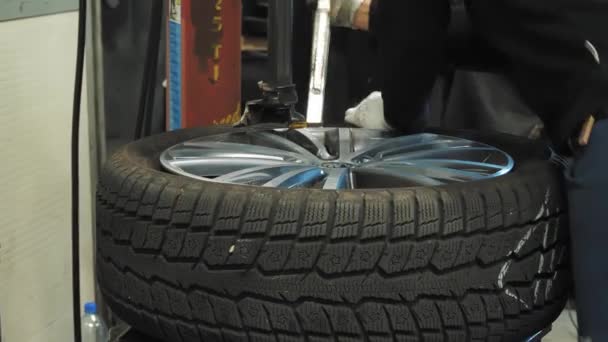 タイヤフィット リムワーカーからの使用済みタイヤを削除するために油圧または機械式プレスを使用して機械的タイヤを削除します プロフェッショナル機器を使用してリムからタイヤを機械的に取り除く — ストック動画