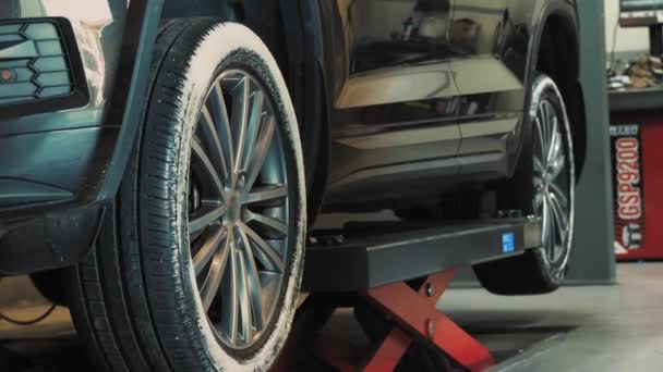 Coche Ascensor Ajuste Neumáticos Instalación Neumáticos Equipos Modernos Taller Garaje — Vídeos de Stock