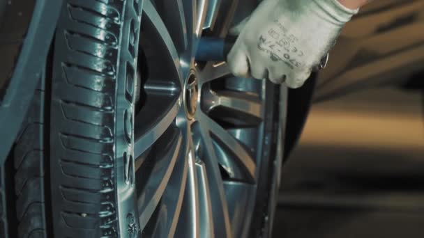 Arabanın Lastik Cıvatasını Vidalamak Lastik Montajı Araba Tekerleği Garaj Atölyesi — Stok video