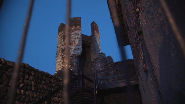イタリアの城 タワー 市の要塞 古代の要塞 要塞だ 古代建築 野外博物館 観光地だ 歴史的建造物の現在への適応 一つの座席の面積 — ストック動画