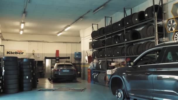 Cossato Italia Abril 2022 Instalación Neumáticos Taller Reparación Automóviles Neumáticos — Vídeos de Stock
