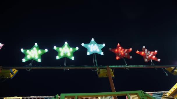 Unscharfer Hintergrund Von Sternen Freizeitpark Blaulicht Nervenkitzel Kirmes Der Nacht — Stockvideo