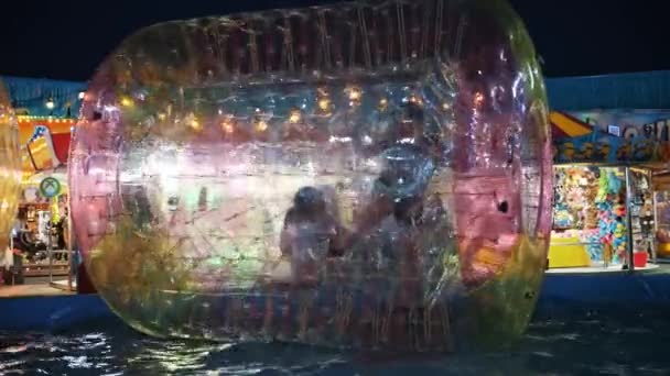 Aufblasbare Wasserwalze Wasserattraktionen Blaulicht Kinder Die Einer Aufblasbaren Rolle Spielen — Stockvideo