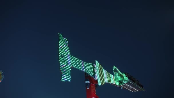 Biella 意大利 2022年6月11日 夜光旋转钟摆 娱乐公园 流行的荡秋千闪光的光 是的高质量的4K镜头 — 图库视频影像