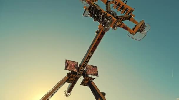 Biella 意大利 2022年6月11日 旋转钟摆 娱乐公园 旋转的旋转木马 流行的荡秋千柔和的阳光高质量的4K镜头 — 图库视频影像