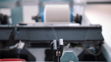 Tekstil fabrikası. Dönen yapım. İplik üretimi. İplik yapma süreci. Tekstil fabrikası ekipmanı. Fabrika makineleri makaraları ya da pamuklu ya da yün ipliklerle bobinleri geri sarıyor. 