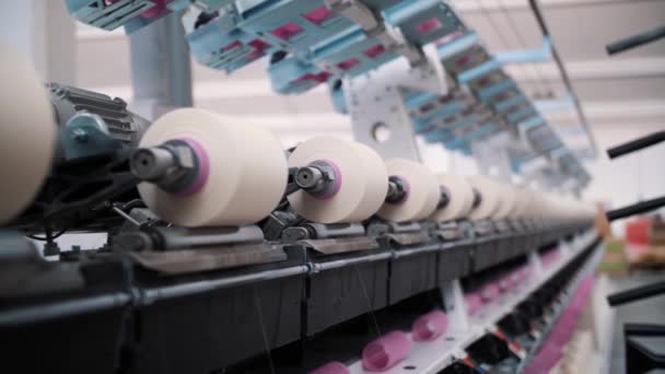 Plik Ipliklerinin Yakın Çekim Makaraları Tekstil Fabrikası Ekipmanı Tekstil Fabrikası — Stok video