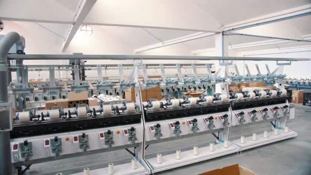 Fadenproduktion Verfahren Zur Garnherstellung Spinnerei Textilfabrikausrüstung Textilfabrik Fabrikmaschinen Wickeln Rollen — Stockvideo
