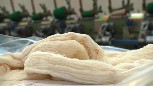 糸の生産 糸の製造工程だ スピニング生産 繊維工場設備 繊維工場だ 羊毛や綿の糸の皮です — ストック動画