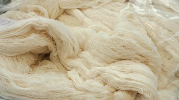 糸の生産 繊維工場だ スピニング生産 糸の製造工程だ 繊維工場設備 羊毛や綿の糸の皮です — ストック動画