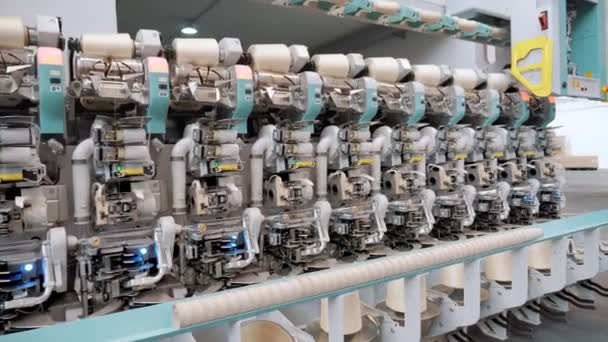 Spinnerei Verfahren Zur Garnherstellung Textilfabrikausrüstung Fadenproduktion Textilfabrik Fabrikmaschinen Wickeln Rollen — Stockvideo