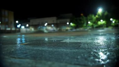 Yağmur. Gece yağmur yağacak. Hafif yağmur. Yağmura yakın çekim. Su birikintisi Su birikintisi. Sualtı yolu. Şehir kaldırımında ışık yansıyan su birikintisi. İyi geceler. Geceleri şehir. Sokak lambası. Yakın plan..