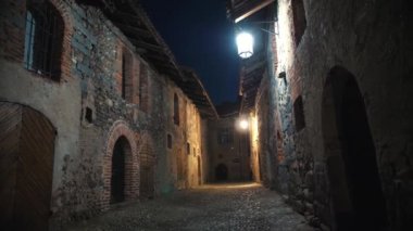 Sokak lambası. Kale. Turistik bir yer. Antik kale. Kule. Açık hava müzesi. İtalyan kalesi. Antik mimari. Kale. Şehir kalesi. Tarihsel mimarinin adaptasyonu