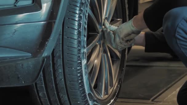 Tekerleklere Şapka Takmak Lastik Montajı Bir Araba Dükkanında Çalışıyor Garaj — Stok video