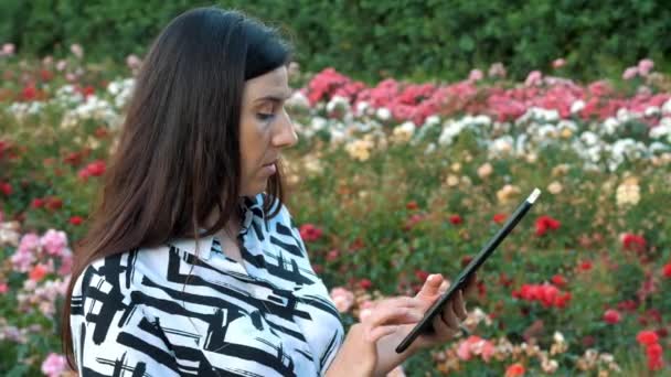 Υπάλληλος Κρατάει Σημειώσεις Για Δουλειά Λουλούδια Γράφει Τάμπλετ Κηπευτικά Γεωργικές — Αρχείο Βίντεο