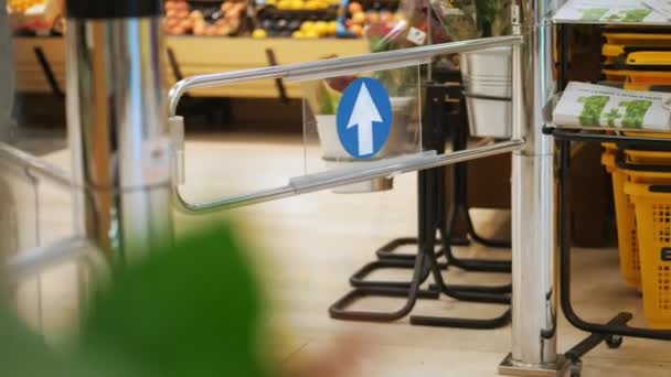 Wejście Supermarketu Drzwi Supermarketu Otwierają Się Automatycznie Przed Kupującym Wózkiem — Wideo stockowe