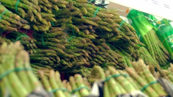 Asparagus Officinalis Packaged Green Fresh Asparagus Shelf Supermarket Close Raw — Stockvideo