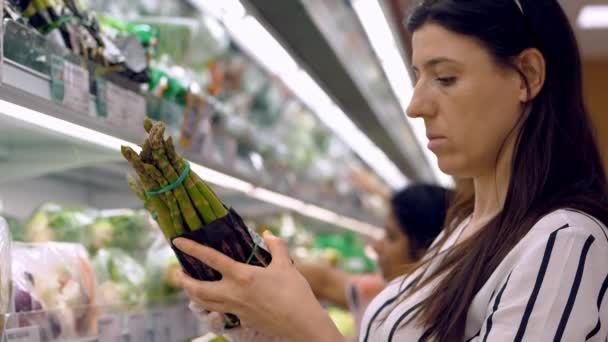 Asparagus Officinalis Packaged Asparagus Shelves Supermarket Woman Chooses Asparagus Buy — Αρχείο Βίντεο