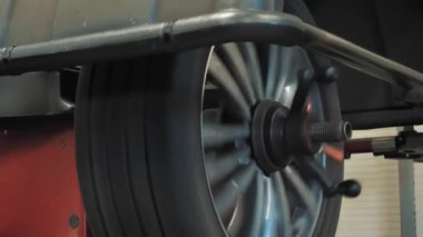 Tekerlek dengesi. Lastik montajı. Araba servisi. Yakın plan. Lastik dükkanında dengede durmak için çarklar dönüyor. Yüksek kalite 4k görüntü