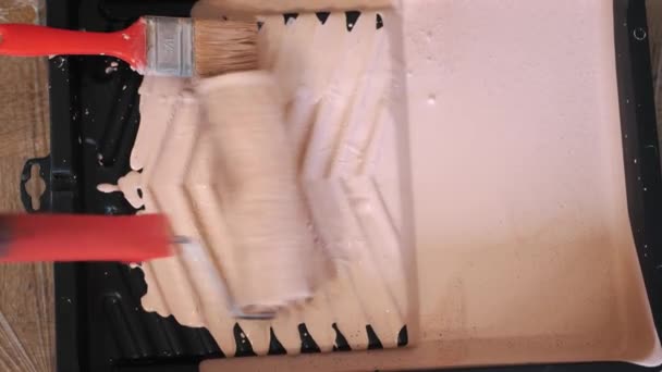 Розовая Роспись Погружение Краску Катание Ролика Специальном Пластиковом Лотке Подготовка — стоковое видео