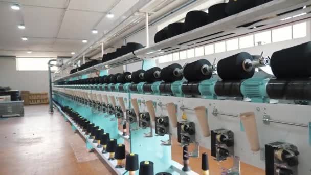 Spinnerei Textilfabrik Verfahren Zur Garnherstellung Fadenproduktion Textilfabrikausrüstung Fabrikmaschinen Wickeln Rollen — Stockvideo
