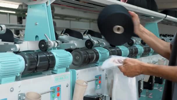 工人包装成团的纱线 纺织厂设备 纺织厂纺纱生产 纱线的制作过程 螺纹生产 工厂机械是用棉花把卷筒或筒子绕回原处 — 图库视频影像