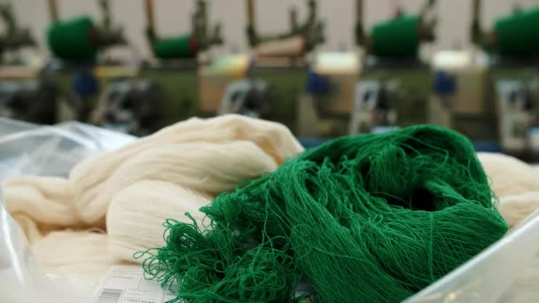 螺纹生产 纱线的制作过程 纺纱生产 纺织厂设备 纺织厂纱线 一串羊毛或棉线 特写镜头 — 图库视频影像