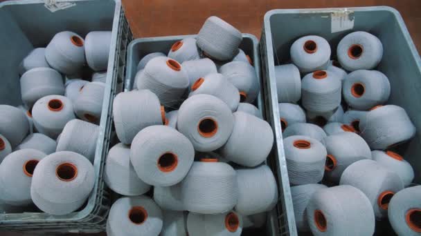 篮子里成团的纱线 螺纹生产 纺织厂纺纱生产 纱线的制作过程 纺织厂设备 工厂机械是卷绕卷筒或转筒与 — 图库视频影像