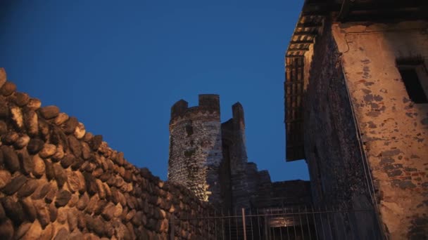 古老的要塞去旅游的地方城市要塞 露天博物馆 塔台古老的建筑意大利城堡要塞 使历史建筑适应目前的情况 区域内的座位面积 — 图库视频影像