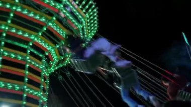 BIELLA, İtalya, 11 Haziran 2022: ışıklı atlı karınca. Tema parkı. Popüler salıncaklar. Renkli bir atlıkarınca. Eğlence parkı. Eğlence Parkı 'nda Popüler Sandalye Dönüşü. Yüksek kalite 4k görüntü