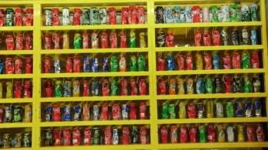 BIELLA, İtalya, 11 Haziran 2022: içki kutularıyla atış galerisi. Hedef atışı. Havadan ateş edildi. Çocuklar için popüler bir oyun. Eğlence parkı. Yüksek kalite 4k görüntü