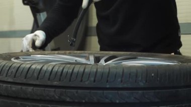 Tekerleğin kenarını temizle. Araba tekerleği. Lastik servisi. Yakın çekim. Yüksek kalite 4k görüntü