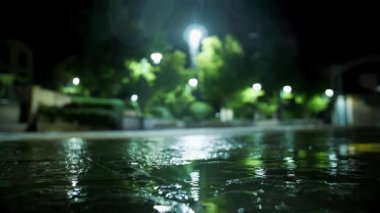 Yağmur. Gece yağmur yağacak. Hafif yağmur. Yağmura yakın çekim. Su birikintisi Su birikintisi. Sualtı yolu. Şehir kaldırımında ışık yansıyan su birikintisi. İyi geceler. Geceleri şehir. Sokak lambası. 