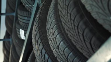 Lastikler. Bekliyor. Lastik montajı. Arabalar için lastik lastiği var. Modern ekipman. Otomobil tamircisi. Yüksek kalite 4K görüntü. yakın plan.