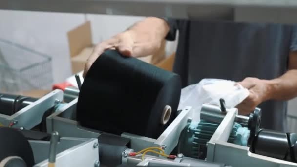 노동자는 털실의 스풀을 포장한다 회전하는 프로세스를 만드는 스레드 기계장치는 Bobbins입니다 — 비디오