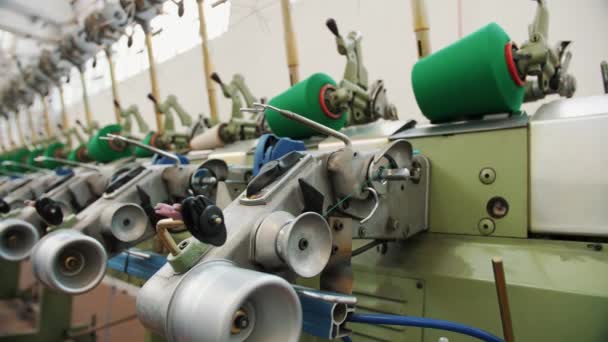螺纹生产 纱线的制作过程 纺纱生产 纺织厂设备 纺织厂工厂机械是用棉线或毛线把卷筒或筒子绕回原处 — 图库视频影像