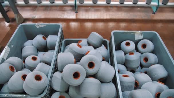 篮子里成团的纱线 纱线的制作过程 螺纹生产 纺织厂设备 纺织厂纺纱生产 工厂机械是卷绕卷筒或转筒与 — 图库视频影像