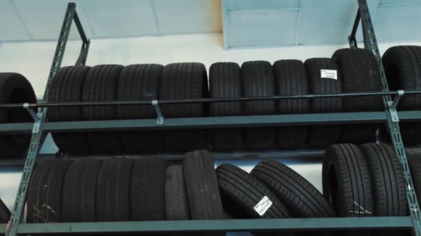 累了各就各位领带合身 汽车用橡胶轮胎的支架 现代设备 汽车修理店 高质量的4K镜头 — 图库视频影像