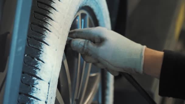 Araba Lastiği Şişiriyorum Lastik Montajı Bir Araba Dükkanında Çalışıyor Yakın — Stok video