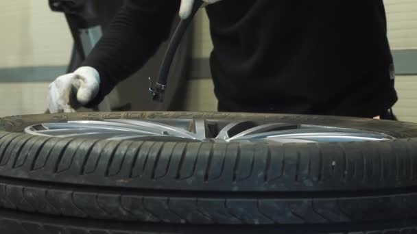 Tekerleğin Kenarını Temizle Araba Tekerleği Lastik Servisi Yakın Çekim Yüksek — Stok video