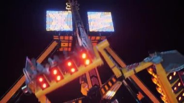 BELLA, İTALYA, 11 Haziran 2022: gece dönen sarkacın aydınlatılması. Eğlence parkı. Sarkaç gezisi. Gece Eğlence Fuarı. Lunaparkın Gece Işıkları. Yanıp sönen ışık. Yüksek kalite 4k görüntü