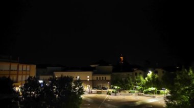 Güçlü bir fırtına sırasında gece şehrin üzerinde şimşekler çakar. Fırtına bulutları. Yıldırımlar. Şimşek çakıyor. Geceleri şehir. Güçlü bir fırtına. Yüksek kalite 4k görüntü
