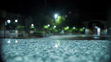 Yağmur. Gece yağmur yağacak. Hafif yağmur. Yağmura yakın çekim. Su birikintisi Su birikintisi. Sualtı yolu. Şehir kaldırımında ışık yansıyan su birikintisi. İyi geceler. Geceleri şehir. Sokak lambası. 