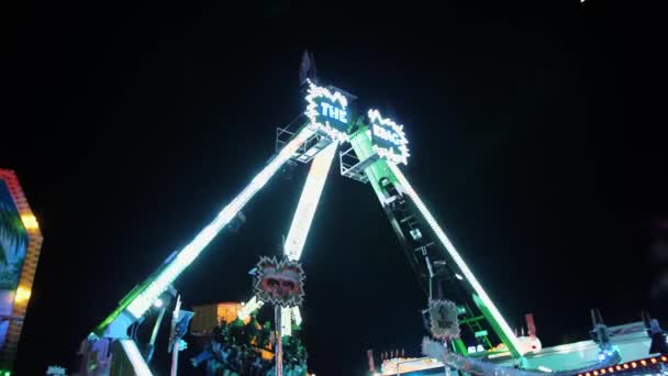 Biella Italien Juni 2022 Upplyst Spinnpendel Natten Nöjespark Pendelåkning Kul — Stockvideo