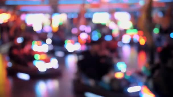 游乐园里保险杠车的模糊背景 夜市游乐会 主题公园 夜晚的游乐园灯饰 高质量的4K镜头 — 图库视频影像