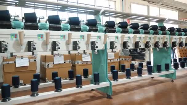 Textilfabrik Verfahren Zur Garnherstellung Fadenproduktion Spinnerei Textilfabrikausrüstung Fabrikmaschinen Wickeln Rollen — Stockvideo