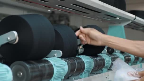 Ένας Εργάτης Συσκευάζει Καρούλια Από Νήματα Εξοπλισμός Εργοστασίου Κλωστοϋφαντουργίας Εργοστάσιο — Αρχείο Βίντεο